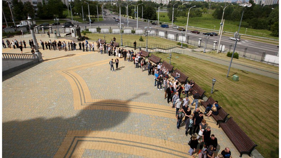 People queue to pay their last respects to killed journalist Pavel Sheremet during a funeral ceremony in Minsk, Belarus, Saturday, 23 July 23 2016.