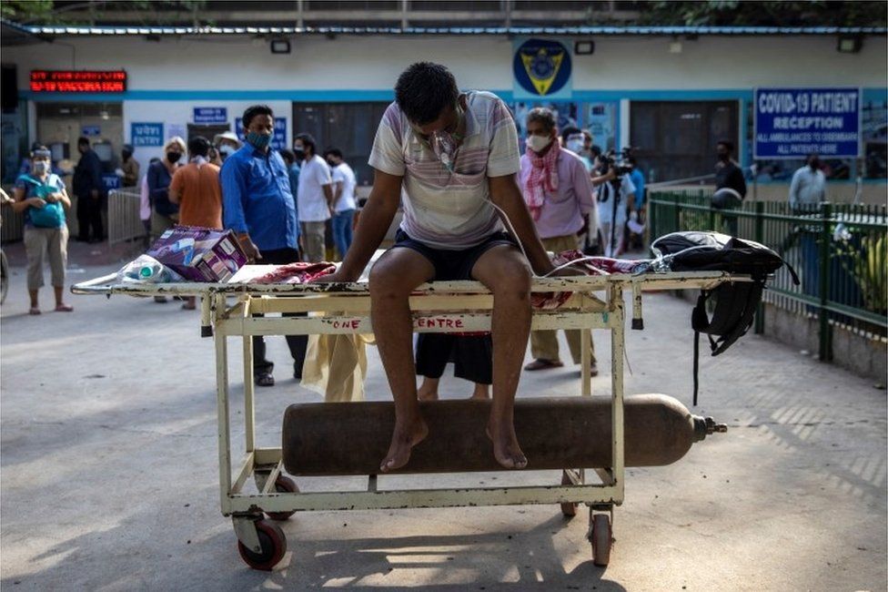 Пациент, страдающий коронавирусной болезнью (COVID-19), ожидает госпитализации за пределами отделения причинно-следственной связи в больнице Гуру Тег Бахадур на фоне распространения болезни в Нью-Дели, Индия, 23 апреля 2021 г.