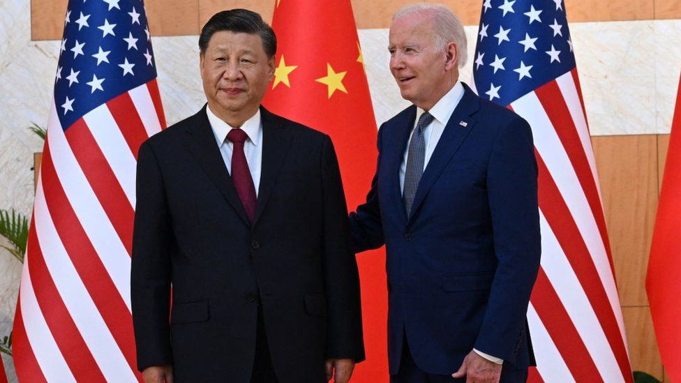 Президент США Джо Байден (справа) и председатель Китая Си Цзиньпин (слева) встречаются на полях саммита G20 в Нуса-Дуа на индонезийском курортном острове Бали 14 ноября 2022 года.