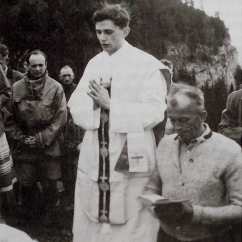 Ratzinger celebrating mass in the open air in 1952