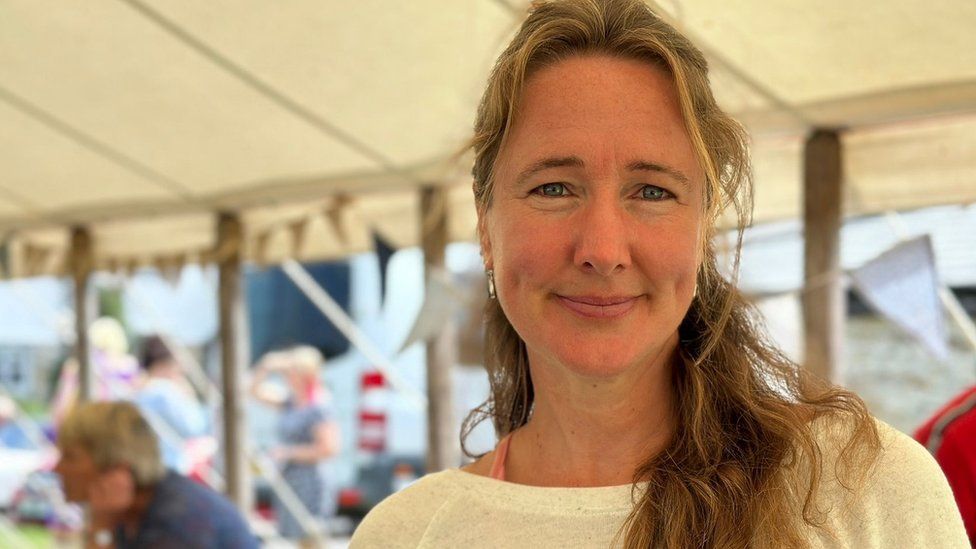 Parents trying to raise £40k to hire teacher for school BBC News