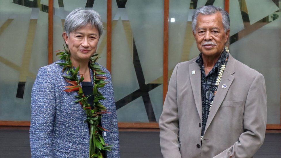 Пенни Вонг улыбается рядом с Генеральным секретарем Тихоокеанского форума островов Генри Пуной