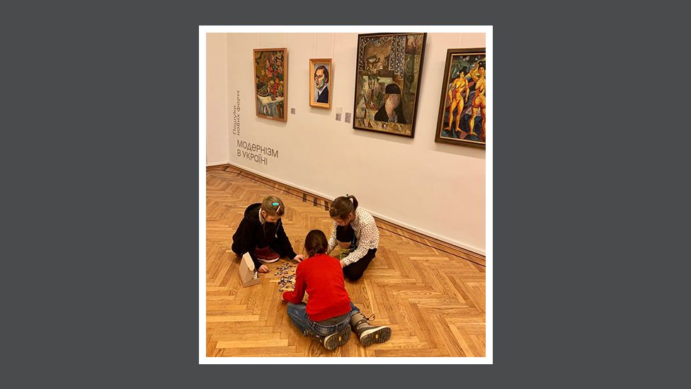 Los niños juegan en el Museo Nacional de Arte de Kiev