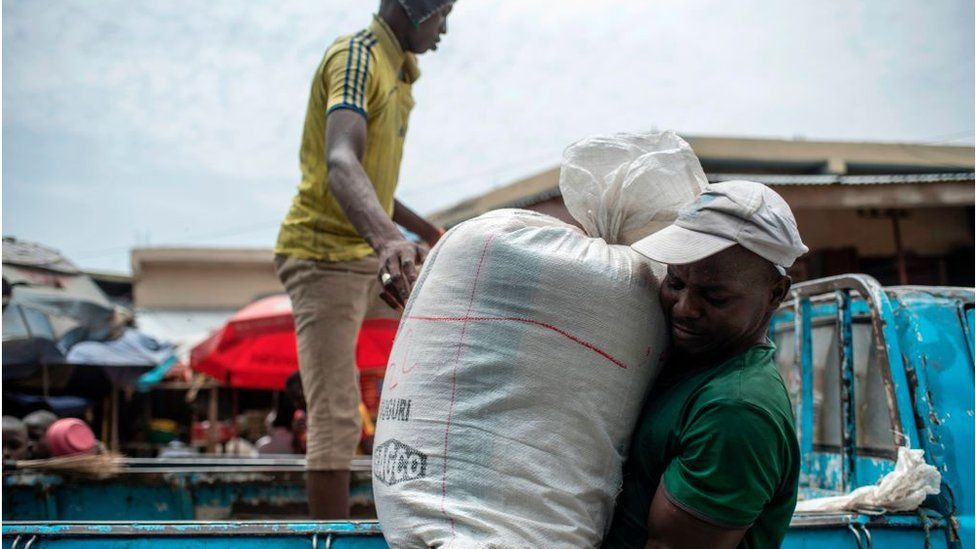 Рис привезен на рынок в Нигерии для продажи