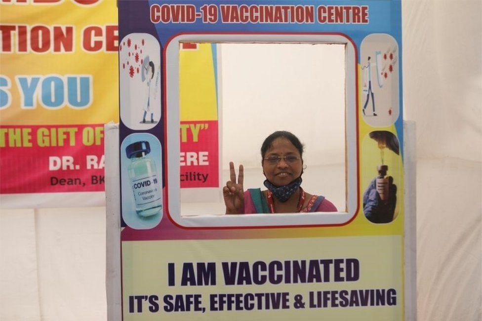 Женщина позирует для фотографии с картонным вырезом после получения дозы COVISHIELD, вакцины COVID-19, производимой Институтом сыворотки Индии, в центре вакцинации после того, как сегодня началась вторая волна вакцинации пожилых людей с сопутствующими заболеваниями в условиях распространения инфекции. коронавирусной болезни (COVID-19) в Мумбаи, Индия, 1 марта 2021 г.