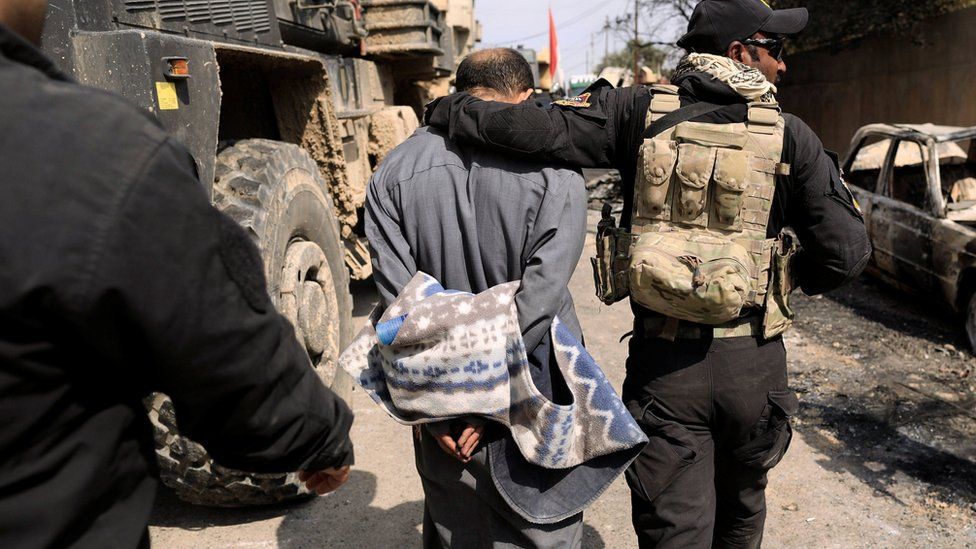 Iraqi special forces detain a person suspected of belonging to Islamic State in western Mosul (8 March 2017)