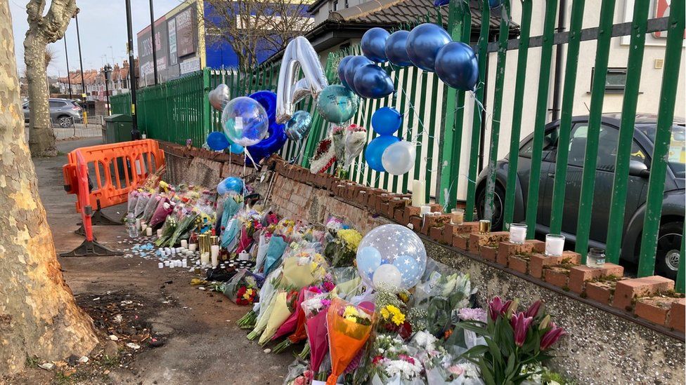 Tributes line Coventry crash scene where teenagers died - BBC News