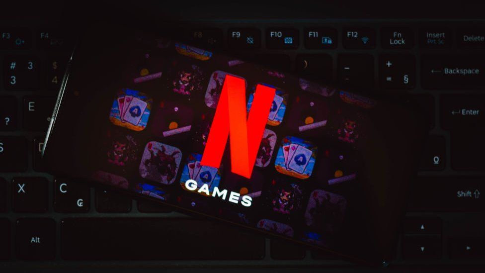 Логотип Netflix Games на мобильном телефоне