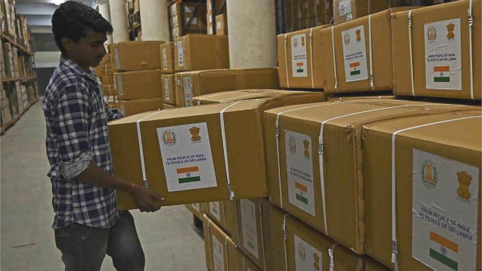 Рабочий укладывает коробки с основными лекарствами для отправки в Шри-Ланку в условиях продолжающегося экономического кризиса в стране, Ченнаи, 15 мая 2022 г.