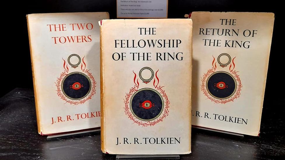mineraal vloek Schrijf op Stolen Lord of the Rings books sold by Worcester charity after return - BBC  News