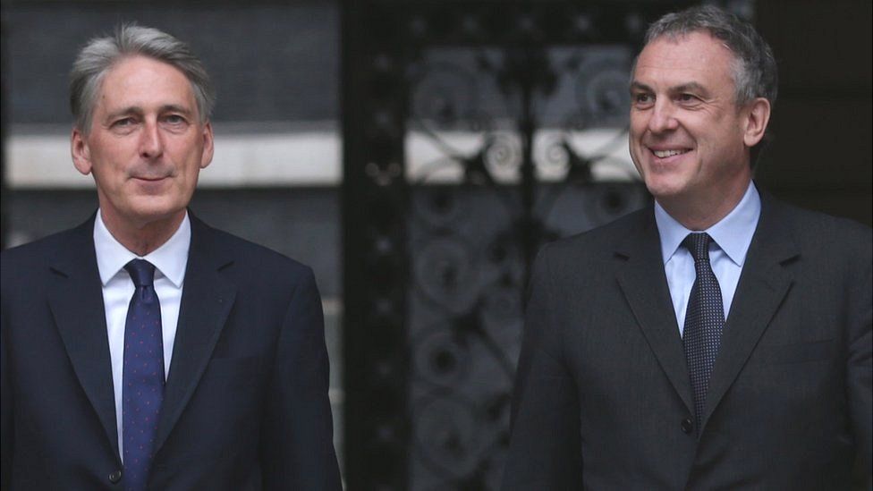 Ex-Foreign Secretary Philip Hammond (L) and ex-Permanent Under-Secretary at the Foreign and Commonwealth Office Simon Fraser, 8 May 15 file photo