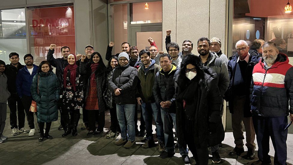 Partidarios de la prohibición de la ordenanza sobre discriminación de castas con su líder, la concejal de Seattle de origen indio Kshama Sawant, cerca del ayuntamiento antes de la votación