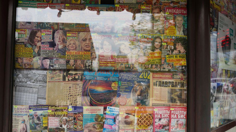 Русскоязычные журналы в витрине газетного киоска, 3 мая 2022 года, Кишинев, Молдова