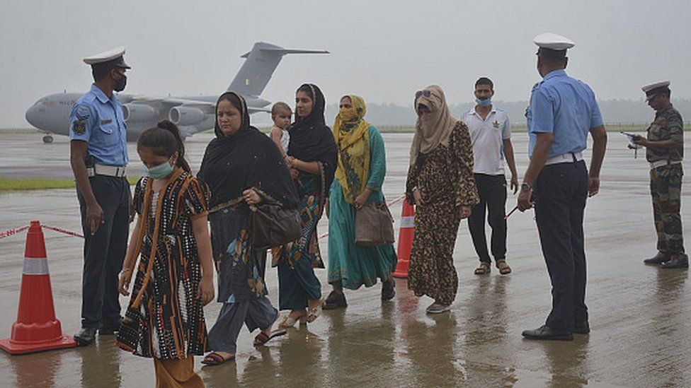 Пассажиры выходят из самолета C-17 Globemaster индийских ВВС на станции ВВС Хиндон после эвакуации из Кабула