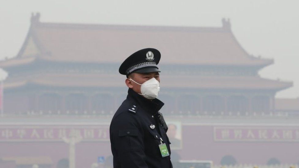 Офицер в маске в Пекине
