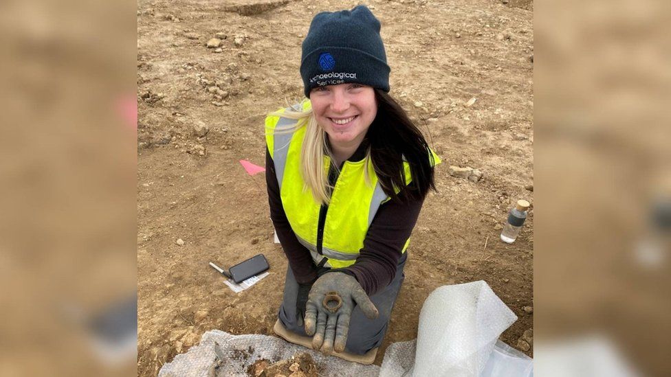 Roman burial unearthed at hidden Garforth cemetery - BBC News