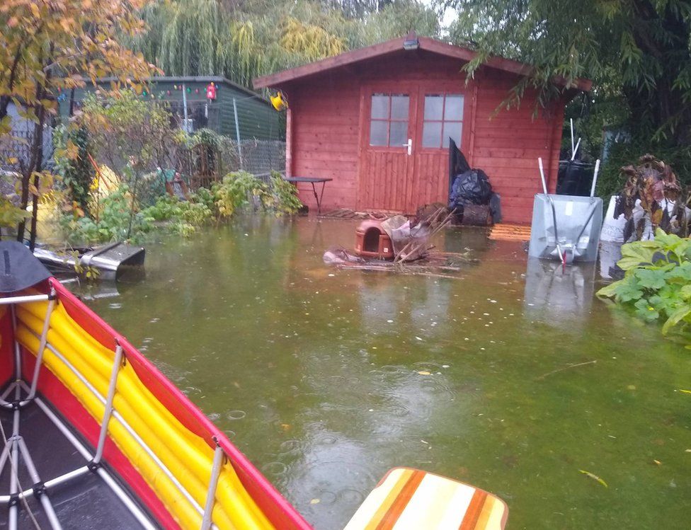 Oxford flooding Gardens fill up with raw sewage after rain BBC News