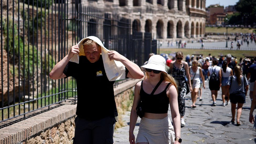 Мужчина укрывается от солнца во время сильной жары в Риме, Италия, вторник