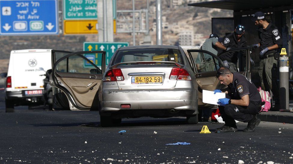 กองกำลังความมั่นคงของอิสราเอลตรวจสอบจุดเกิดเหตุระเบิดที่ป้ายรถเมล์ใกล้กับทางเข้ากรุงเยรูซาเล็ม (23 พฤศจิกายน 2565)