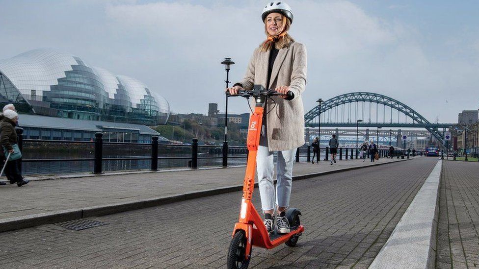 Viaje boxeo pegamento Sunderland e-scooter hire scheme launches - BBC News