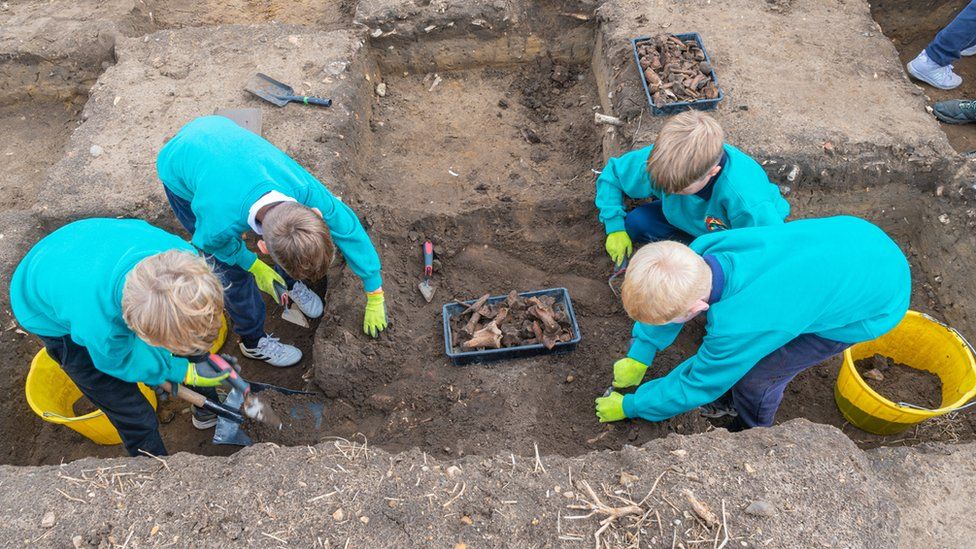 Children from Rendlesham Primary School excavating animal bone from the rubbish dump associated with the Hall