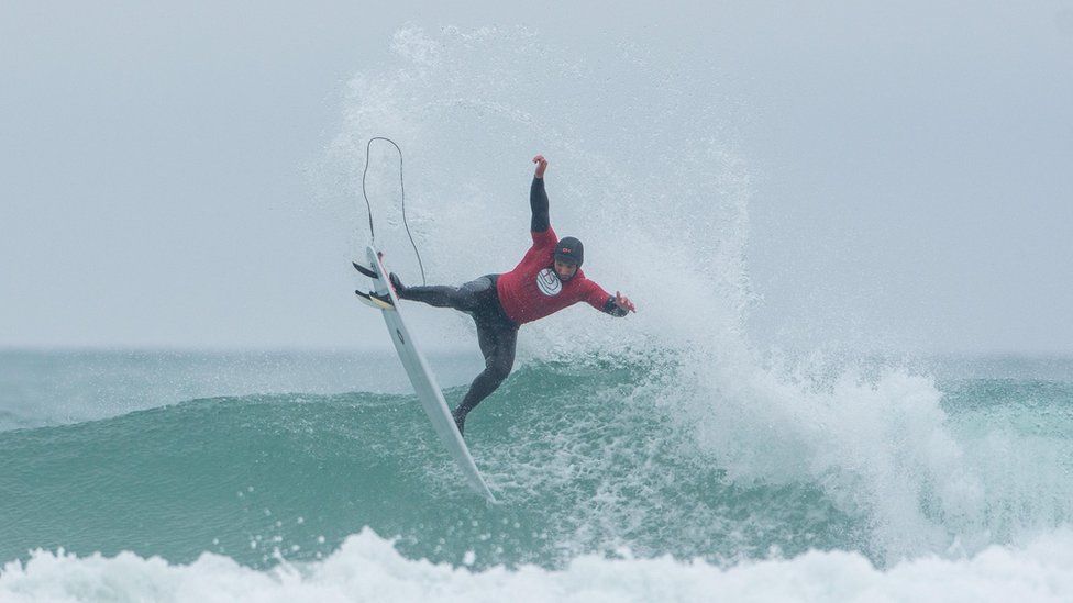 Newquay surfing competition cut down to one-day event - BBC News