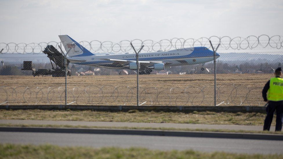 Президент США Джо Байден прибывает в аэропорт Жешув-Ясенка в Польше