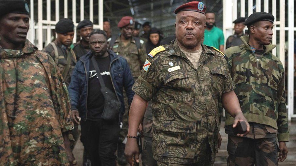 Конголезский военный обвиняемый полковник Майк Микомбе уезжает после судебного заседания в Гоме, ДР Конго - 5 сентября 2023 г.