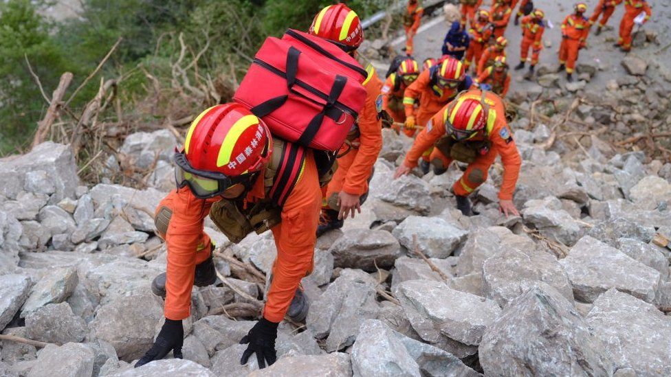 Rescue workers after earthquake in Sichuan (5 September 2022)