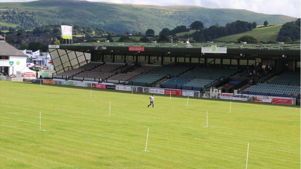 Mae'r cylch yn barod ar gyfer wythnos frwd o gystadlu // Let the competing commence