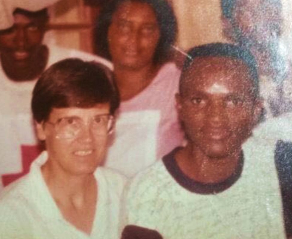 Umaru Fofana (R) and Elizabeth Blunt (L) in a hospital in Freetown, Sierra Leone in 1997