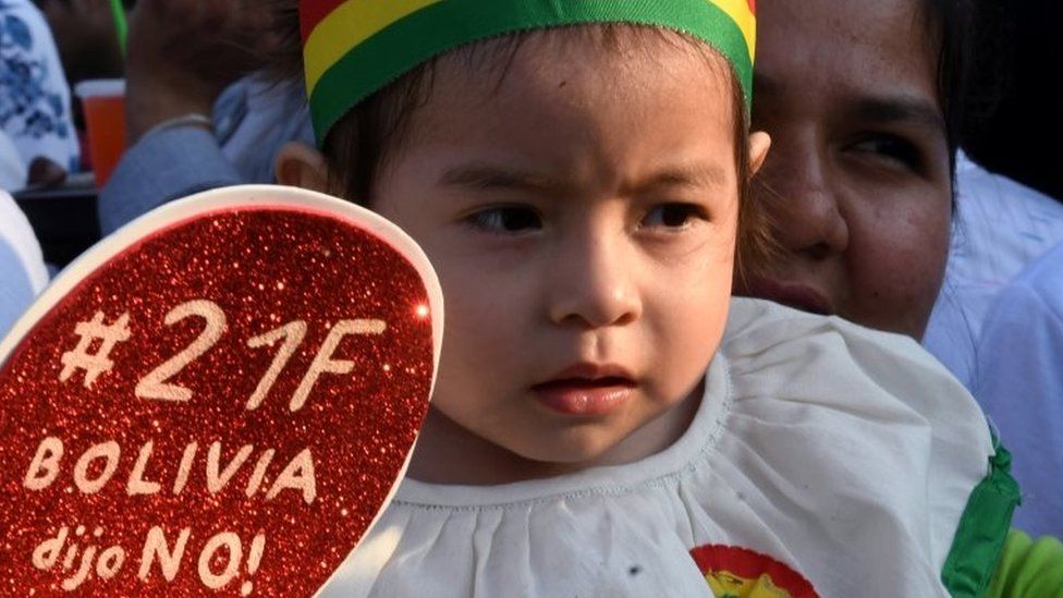 A child holds a sign reading "On 21F Bolivia said no!"