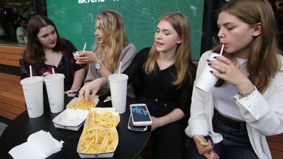 Women eating fries at Vkusno i Tochka