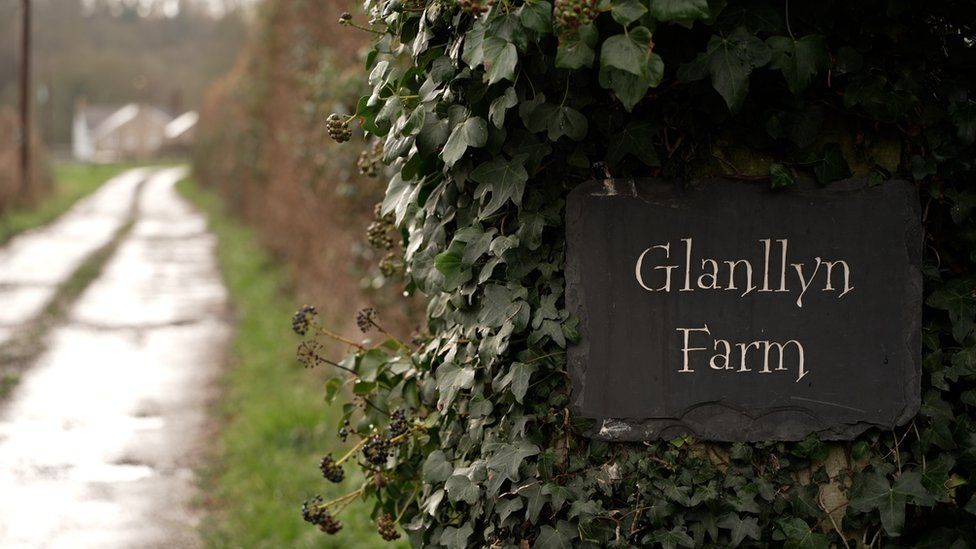 A sign reading Glanllyn Farm