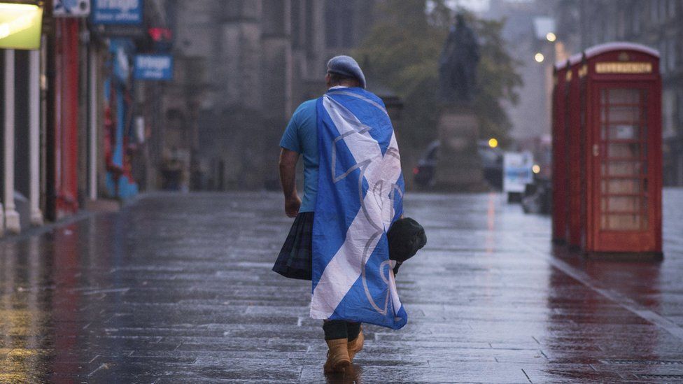 Yes campaigner walking down a street in Edinburgh in 2014