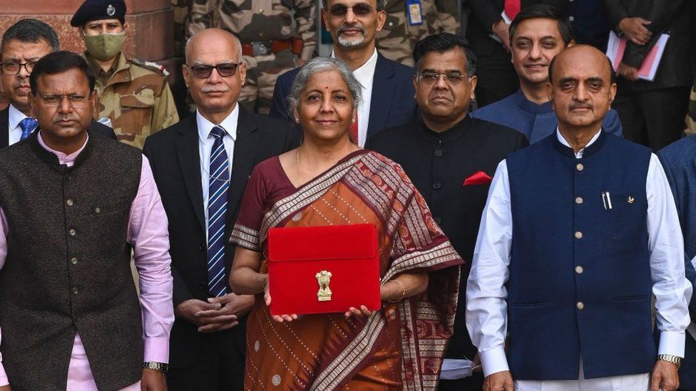 Министр финансов Индии Нирмала Ситхараман (в центре) вместе с государственными министрами финансов Панкаджем Чаудхари (слева) и Бхагватом Кишанрао Карадом (справа) покидают министерство финансов, чтобы представить годовой бюджет в парламенте в Нью-Дели 1 февраля 2022 года.