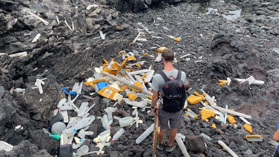 Изображение пластиковых отходов на берегу острова Вознесения.