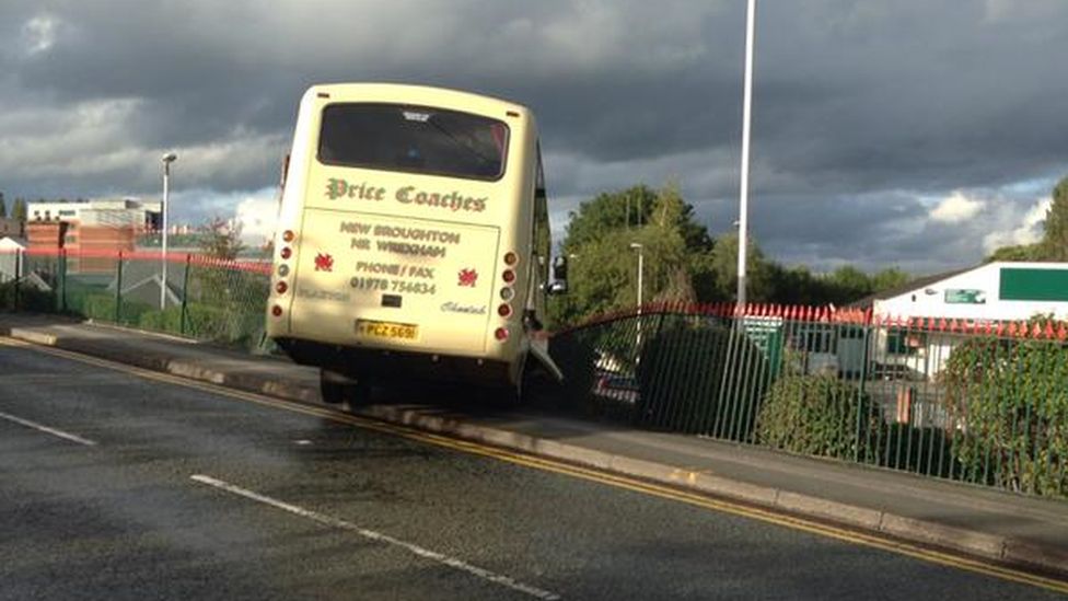 Coach crash in Wreham