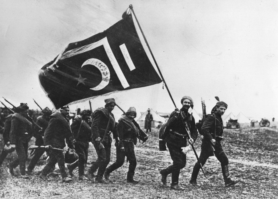 1917 yılında Türk askerleri. Rusya Ekim Devrimi'nin ardından 1. Dünya Savaşı'ndan çekilmeden önce Osmanlı'ya karşı savaşıyordu