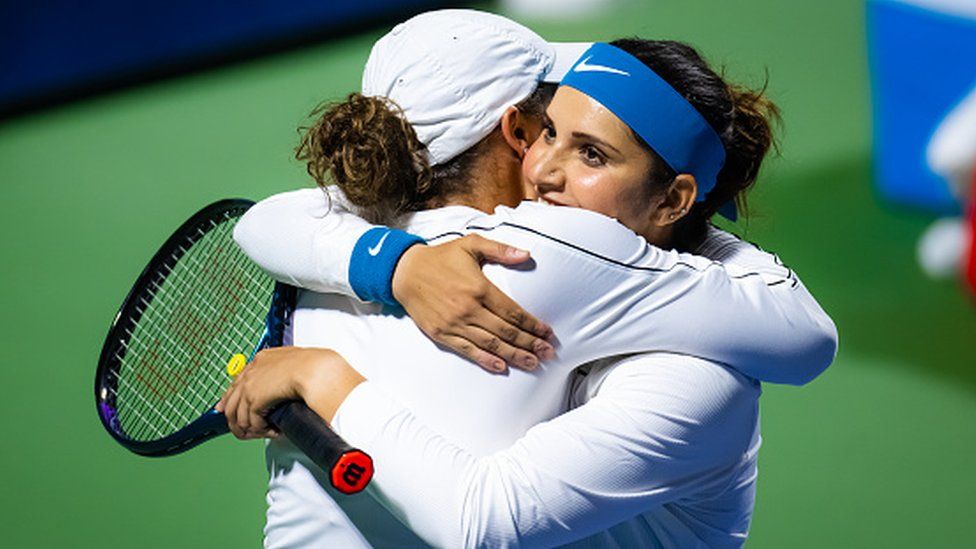 Sania Mirza abbraccia la compagna Madison Keys dopo aver terminato il suo ultimo match in carriera nel terzo giorno del Dubai Duty Free Tennis il 21 febbraio 2023