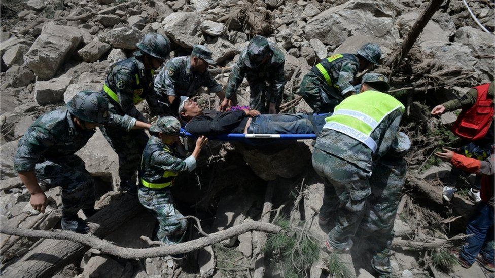 Chinese paramilitary police carry a survivor after an earthquake in Jiuzhaigou county, Ngawa prefecture, Sichuan province, China August 9, 2017