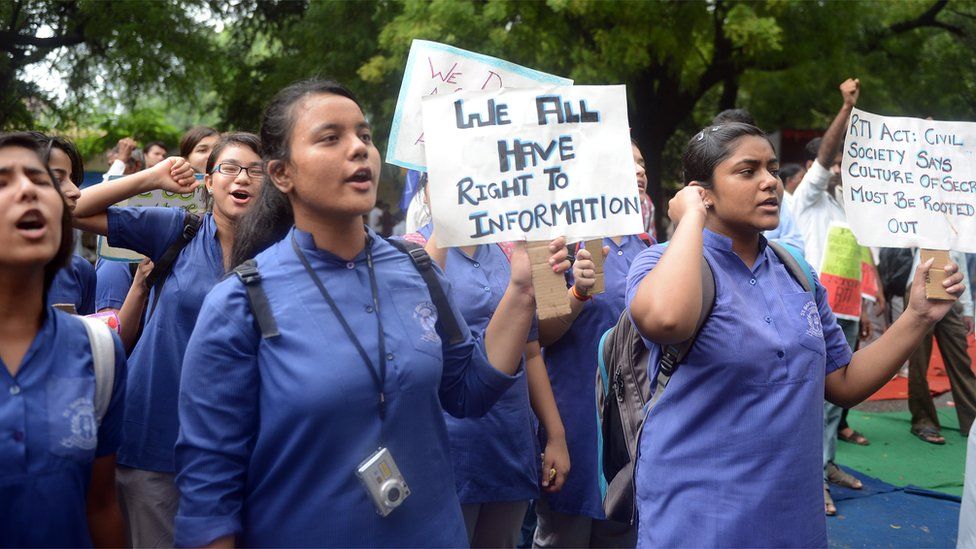 Индийские активисты выкрикивают лозунги во время акции протеста против изменений в Законе о праве на информацию (RTI) возле здания парламента в Нью-Дели, 6 августа 2013 г.