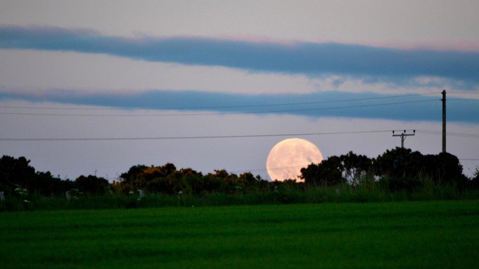 Pictures: Strawberry moon from all over the world - BBC Newsround