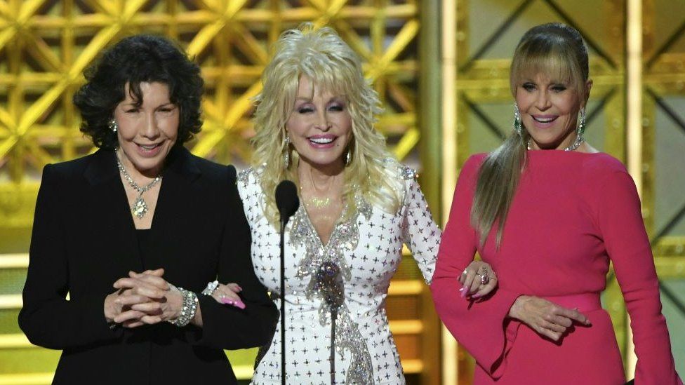 Dolly Parton on stage at the 2017 Emmys besides her 9-to-5 costars Jane Fonda and Lily Tomlin
