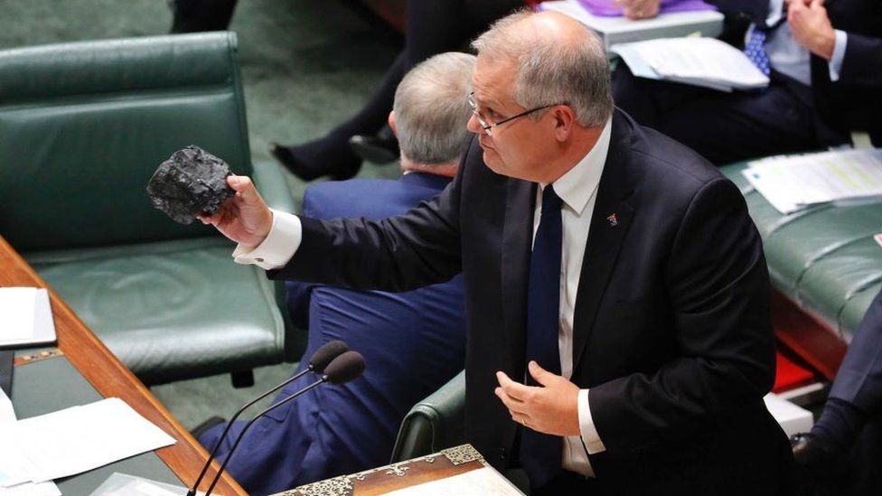 Scott Morrison trzymający skamieniałą bryłę węgla w parlamencie w 2017 roku