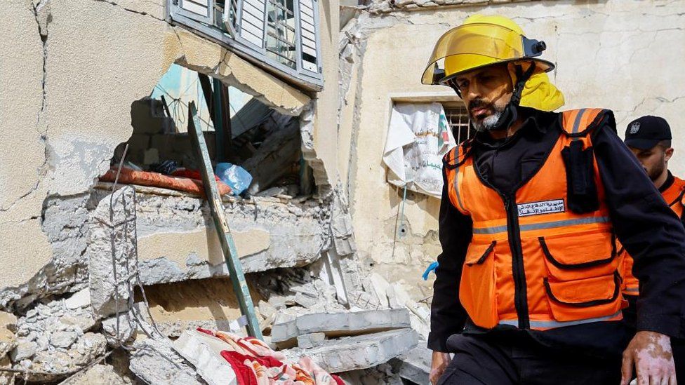 Rescue worker at scene of air strike in Gaza (11/05/23)