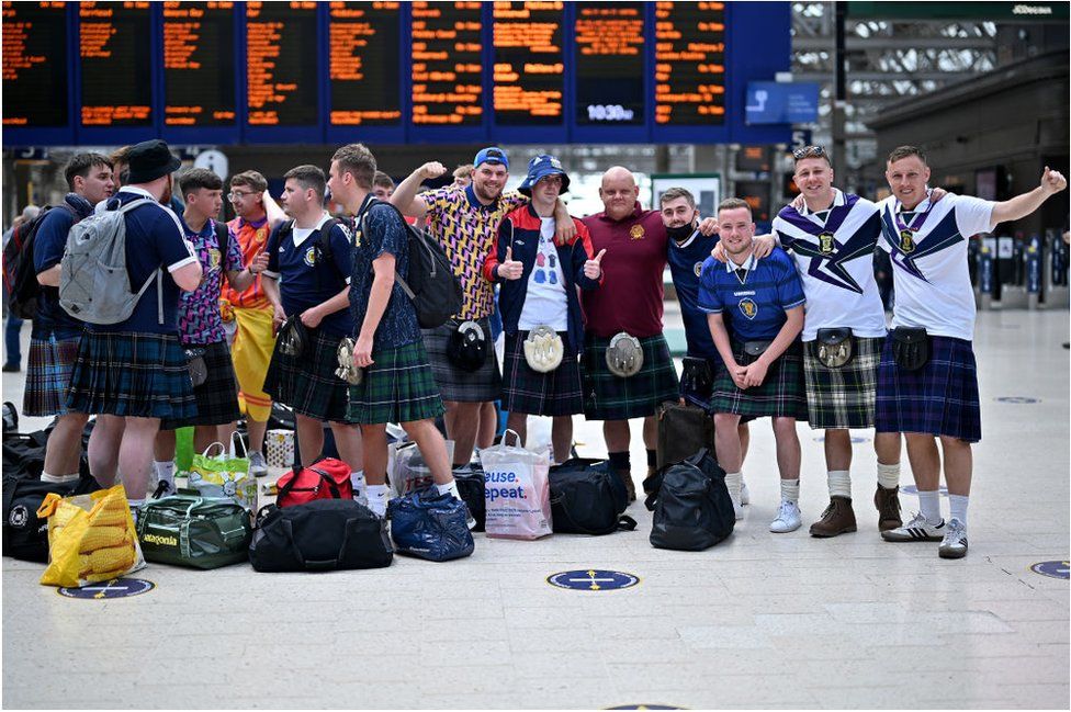 Scotland fans at Glasgow central