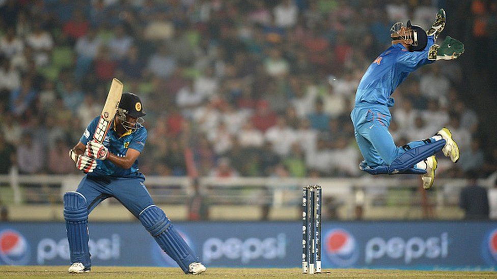 Махендра Сингх Дхони из Индии празднует победу над Лахиру Тириманн из Шри-Ланки во время финала ICC World Twenty20 Bangladesh 2014 между Индией и Шри-Ланкой на стадионе Sher-e-Bangla Mirpur 6 апреля 2014 года в Дакке, Бангладеш.