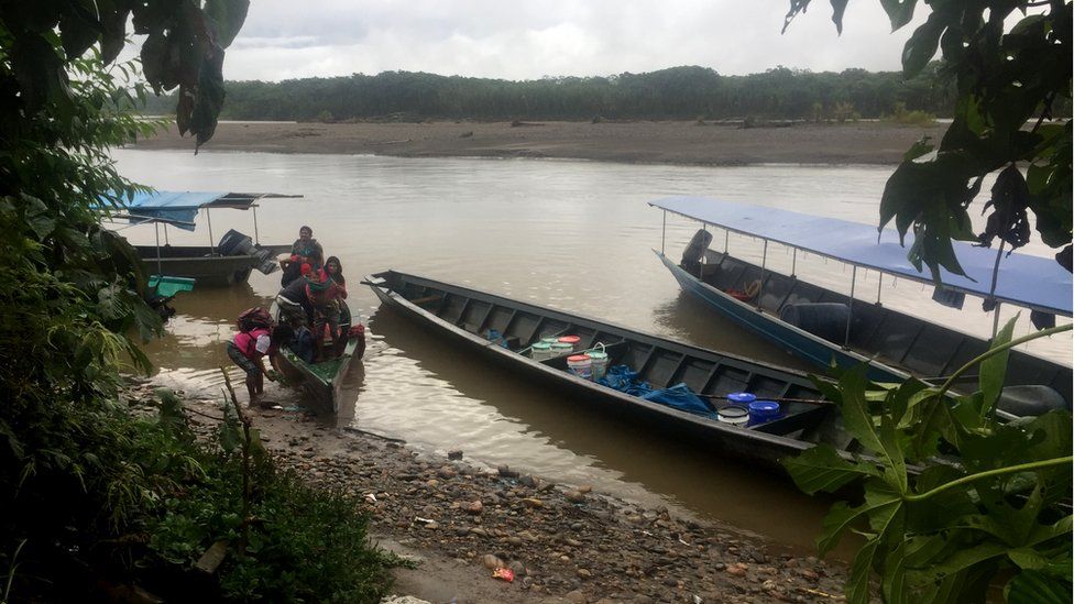 A canoe arrives in Shipetiari
