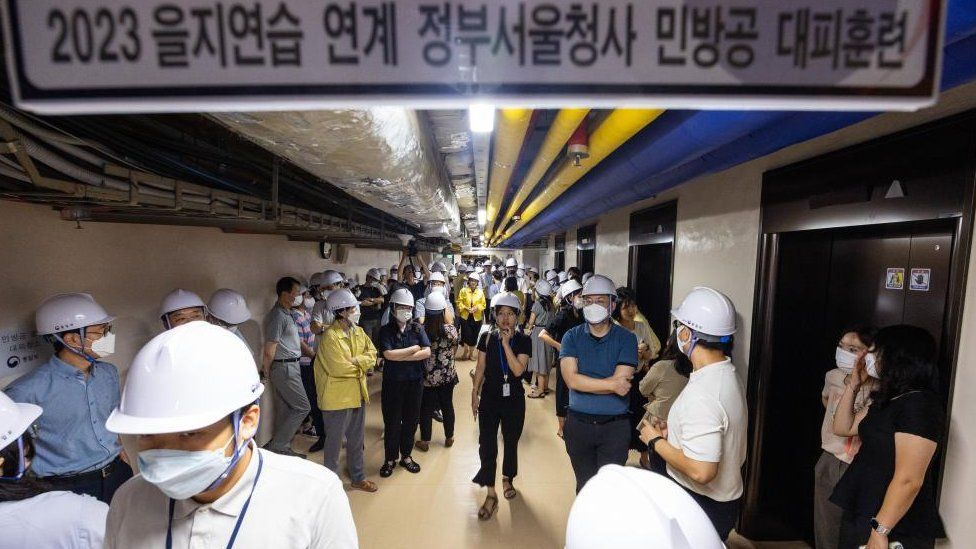 Правительственный чиновник Южной Кореи укрывается во время общенациональных учений по воздушному налету